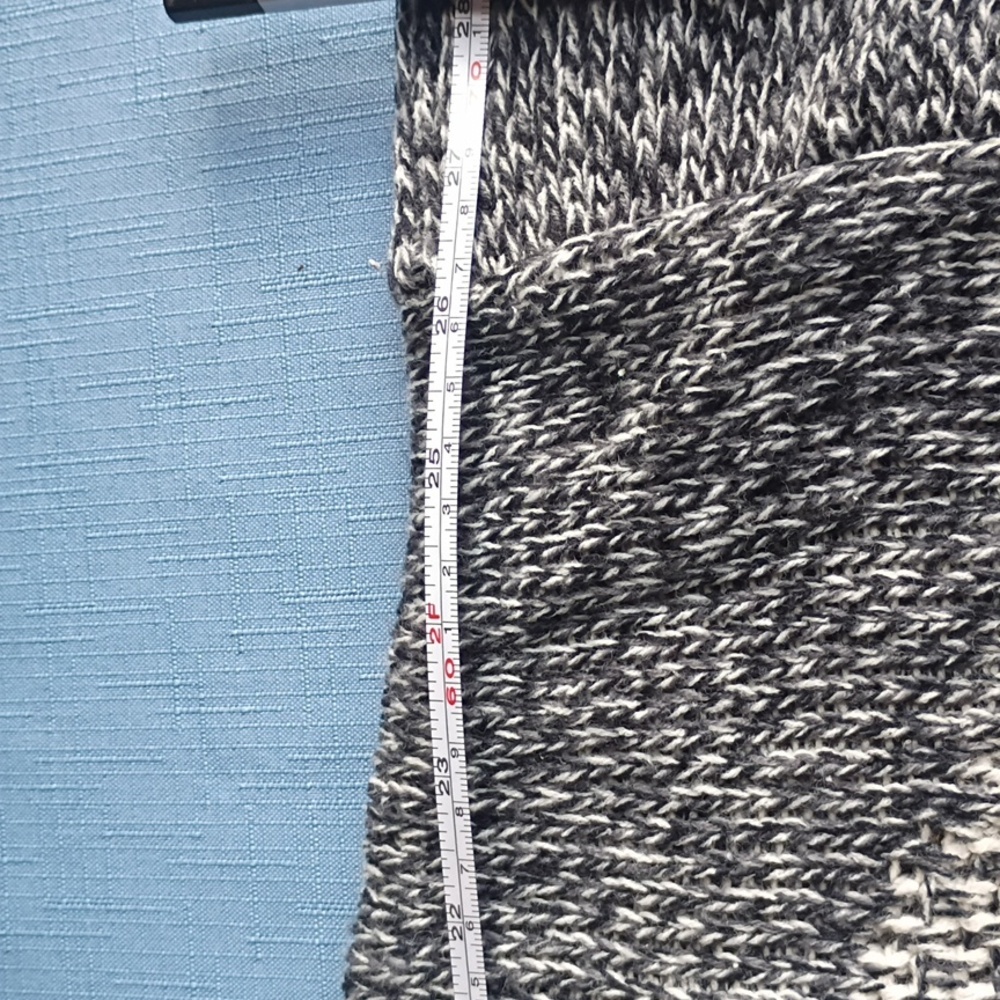 Men's Classic Gray and White Crewneck Sweater - Picture 3 of 8